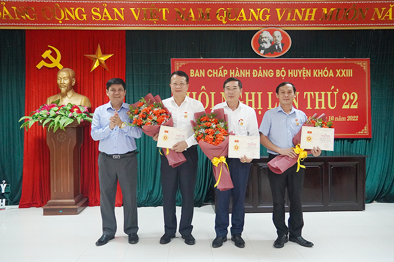  Đồng chí Bí thư Huyện ủy Bố Trạch Lê Công Toán trao tặng kỷ niệm chương “Vì sự nghiệp dân vận” cho các đồng chí có nhiều đóng góp tích cực trong công tác dân vận.
