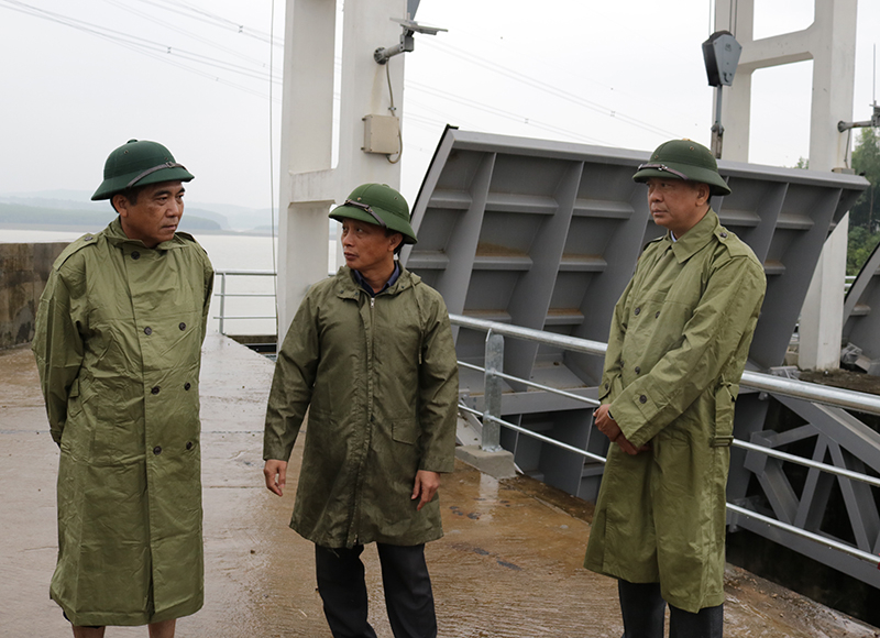 Đồng chí Phó Chủ tịch Thường trực UBND tỉnh Đoàn Ngọc Lâm kiểm tra tình hình tại hồ Phú Vinh (TP. Đồng Hới).