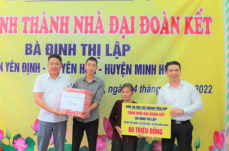 Đại diện trưởng và phó Khối thi đua các ngành Tổng hợp tỉnh bàn giao nhà và trao tặng quà cho gia đình.