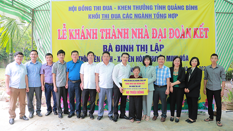   Đại diện lãnh đạo các đơn vị trong Khối thi đua các ngành Tổng hợp tỉnh, chính quyền địa phương và gia đình bà Đinh Thị Lập.