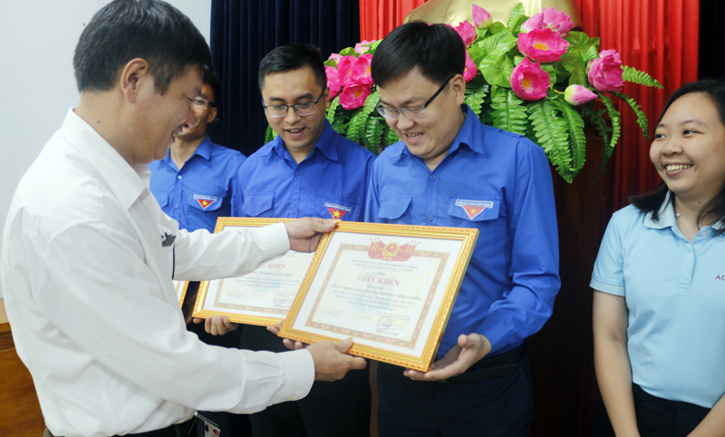 Lãnh đạo Đảng bộ Khối DN tặng giấy khen cho các tập thể đoàn cơ sở có thành tích xuất sắc trong 20 năm triển khai thực hiện Nghị quyết 02-NQ/ĐU.