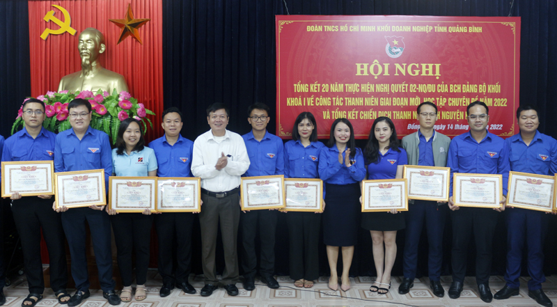 Lãnh đạo Đảng bộ Khối DN tặng giấy khen cho các tập thể đoàn cơ sở có thành tích xuất sắc trong 20 năm triển khai thực hiện Nghị quyết 02-NQ/ĐU.