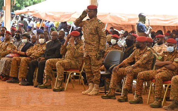 Đại uý Ibrahim Traore (thứ 3, phải, hàng đầu) tại một sự kiện ở Ouagadougou, Burkina Faso, ngày 8/10/2022. (Ảnh: AFP/TTXVN)