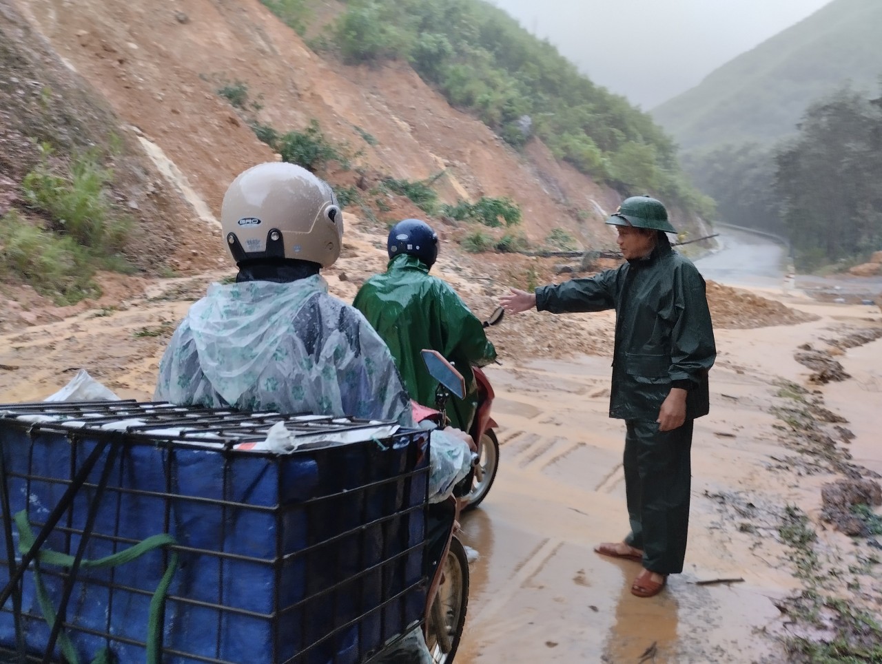 Một số tuyến đường ở các địa phương vùng cao huyện Lệ Thuỷ bị sạt lở.