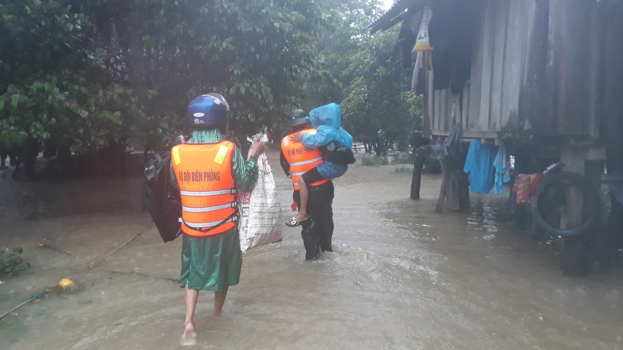 Đồn Biên phòng Làng Ho di dời dân ở bản Mít Cát bị ngập úng lên nơi an toàn.