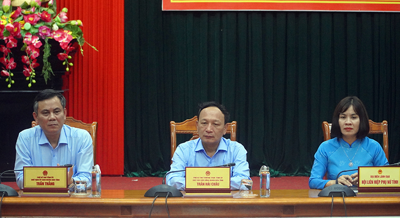 Các đồng chí trong Thường trực Tỉnh ủy và Hội LHPN tỉnh chủ trì hội nghị