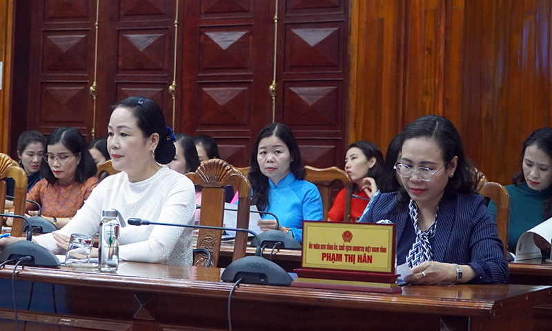 Đồng chí Chủ tịch Ủy ban MTTQVN tỉnh Phạm Thị Hân và lãnh đạo Hội LHPN tỉnh dự hội nghị