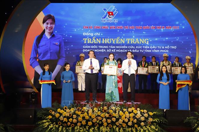 Giám đốc Trung tâm nghiên cứu, xúc tiến đầu tư và hỗ trợ doanh nghiệp, Sở kế hoạch và đầu tư Vĩnh Phúc Trần Huyền Trang là một trong những cán bộ, viên chức trẻ được tuyên dương tại buổi lễ. Ảnh: Hoàng Hùng/TTXVN