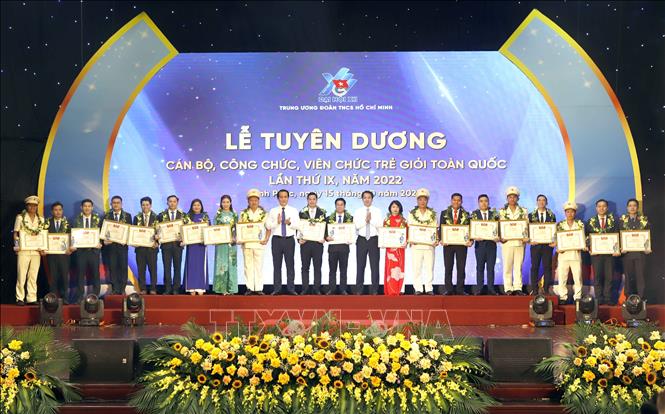 Cán bộ, công chức, viên chức trẻ giỏi trên toàn quốc được tuyên dương tại buổi lễ. Ảnh: Hoàng Hùng /TTXVN