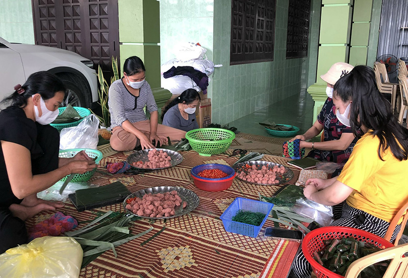 Công nhân gói nem chua tại cơ sở sản xuất nem chả Minh Dượng.