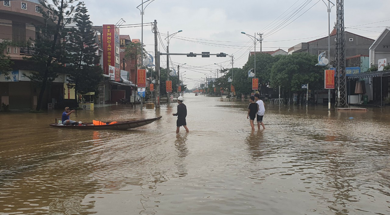 Tuyến đường từ ngã ba Cam Liên và trung tâm huyện Lệ Thuỷ bị ngập khiến giao thông bị ách tắc.
