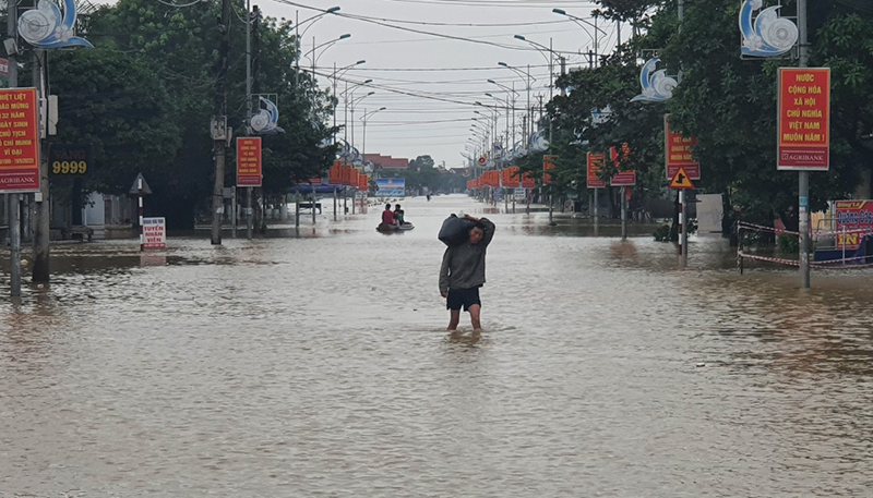 Người dân khó khăn trong việc di chuyển ở những tuyến đường bị ngập.