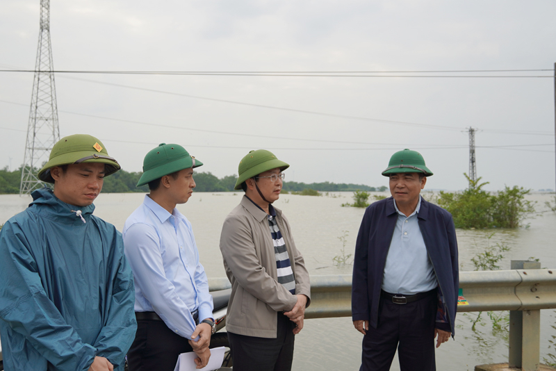 Đồng chí Phó Chủ tịch Thường trực UBND tỉnh Đoàn Ngọc Lâm kiểm tra tình hình lũ lụt tại xã Tân Ninh, huyện Quảng Ninh