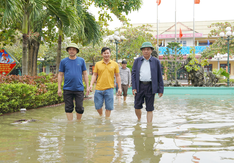Đồng chí Phó Chủ tịch Thường trực UBND tỉnh Đoàn Ngọc Lâm kiểm tracông tác phòng chống lũ lụt ở Trường THCS Kiến Giang, huyện Lệ Thủy.