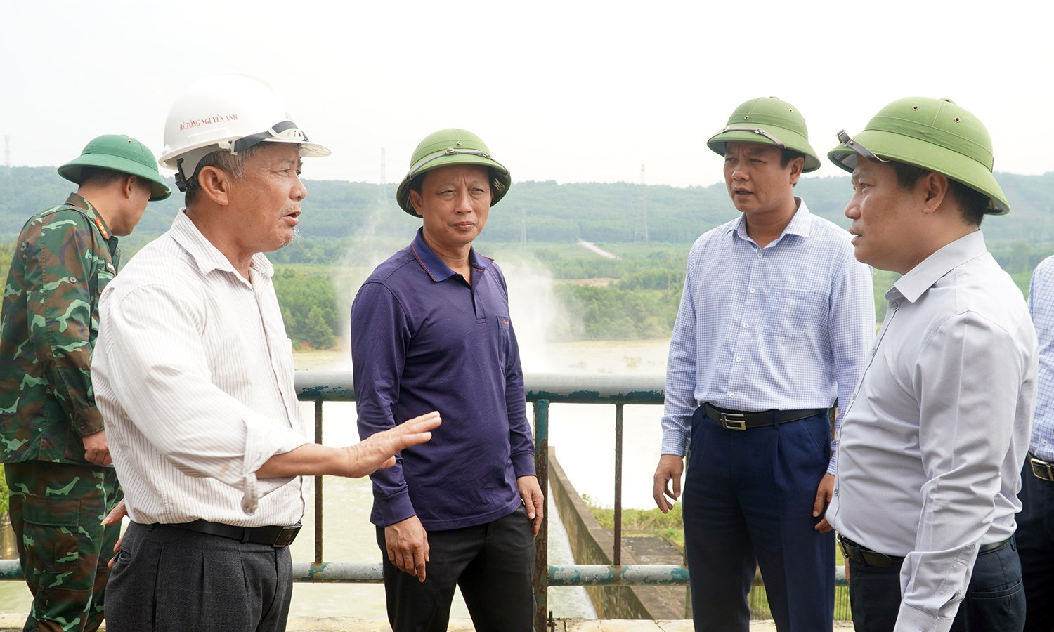 Đồng chí Bí thư Tỉnh ủy Vũ Đại Thắng kiểm tra hồ chưa Rào Đá