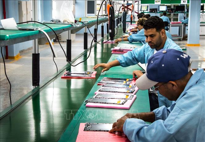 Một nhà máy lắp ráp điện tử của Cuba tại thủ đô La Habana. Ảnh tư liệu: AFP/TTXVN