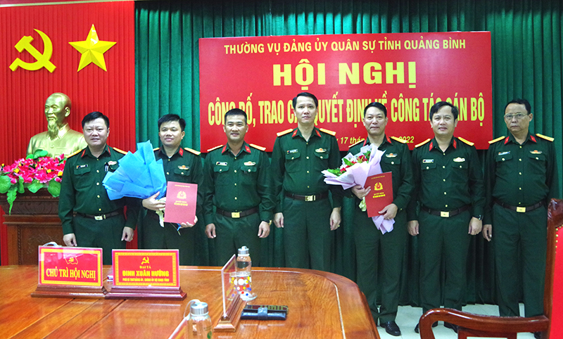 Ban Thường vụ Đảng ủy - Thủ trưởng Bộ CHQS tỉnh chúc mừng các đồng chí được điều động, bổ nhiệm.