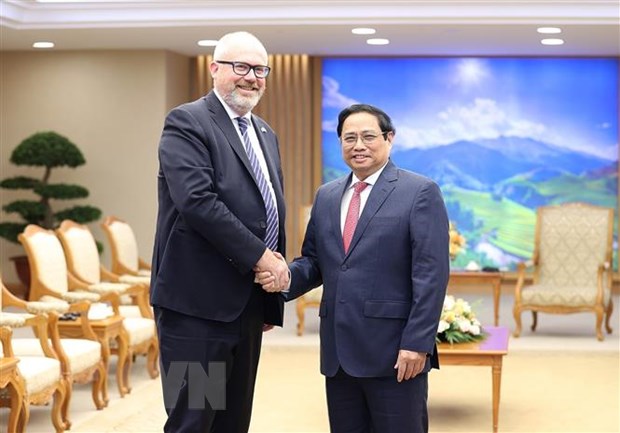 Thủ tướng Phạm Minh Chính tiếp đồng Bộ trưởng phụ trách Thương mại và Sản xuất Australia Tim Ayres. (Ảnh: Dương Giang/TTXVN)