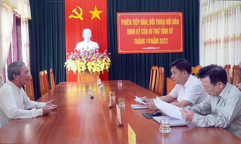 Lãnh đạo Ban Nội chính Tỉnh ủy và Thanh tra tỉnh hướng dẫn, giải thích cho công dân
