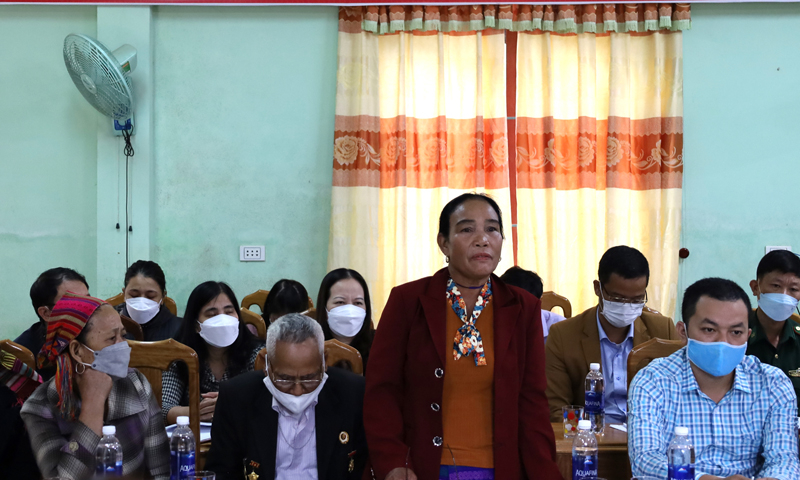 Đại diện người có uy tín của xã Trường Sơn (Quảng Ninh) thảo luận, đề xuất với lãnh đạo tỉnh các giải pháp giúp đồng bào dân tộc thiểu số từng bước thoát nghèo, nâng cao đời sống.