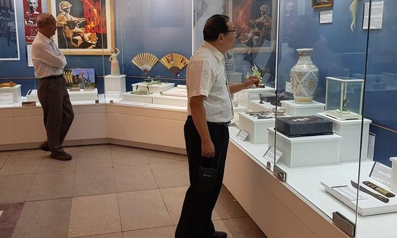 Các đại biểu xem trưng bày. (Ảnh: Ngọc Anh/ VOV5)