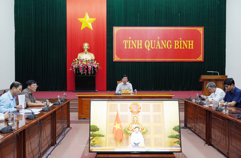 Đồng chí Phó Chủ tịch UBND tỉnh Hồ An Phong và đại diện các sở, ngành liên quan tham dự cuộc họp tại điểm cầu Quảng Bình. 