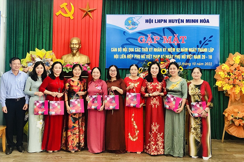 Trao quà cho nguyên cán bộ Hội LHPN qua các thời kỳ