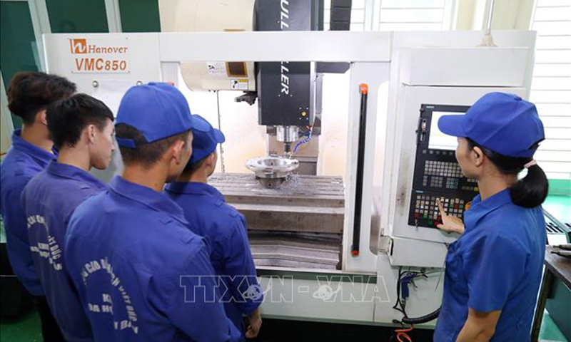Đào tạo học sinh, sinh viên phay CNC tại Trung tâm đào tạo công nghệ cao của trường Cao đẳng Công nghiệp Việt Đức. Ảnh mimh họa: Anh Tuấn/TTXVN