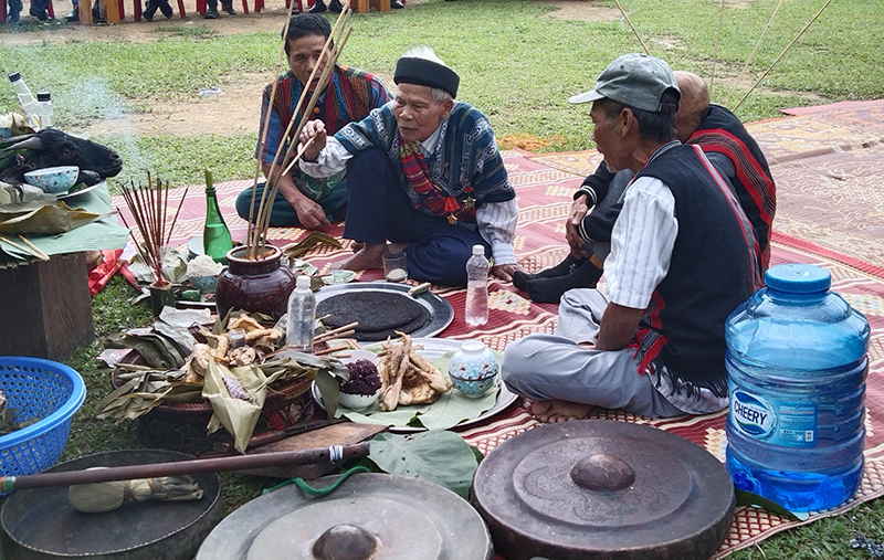 Các già làng, trưởng bản làm lễ khấn các vị thần linh, tổ tiên cầu cho mưa thuận gió hòa, mùa màng tốt tươi.