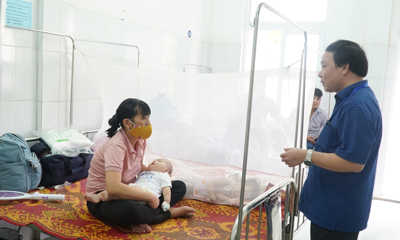 Khi trẻ có dấu hiệu sốt cao, phụ huynh cần đưa trẻ đến ngay cơ sở y tế để được khám và tư vấn điều trị - không tự ý điều trị tại nhà.
