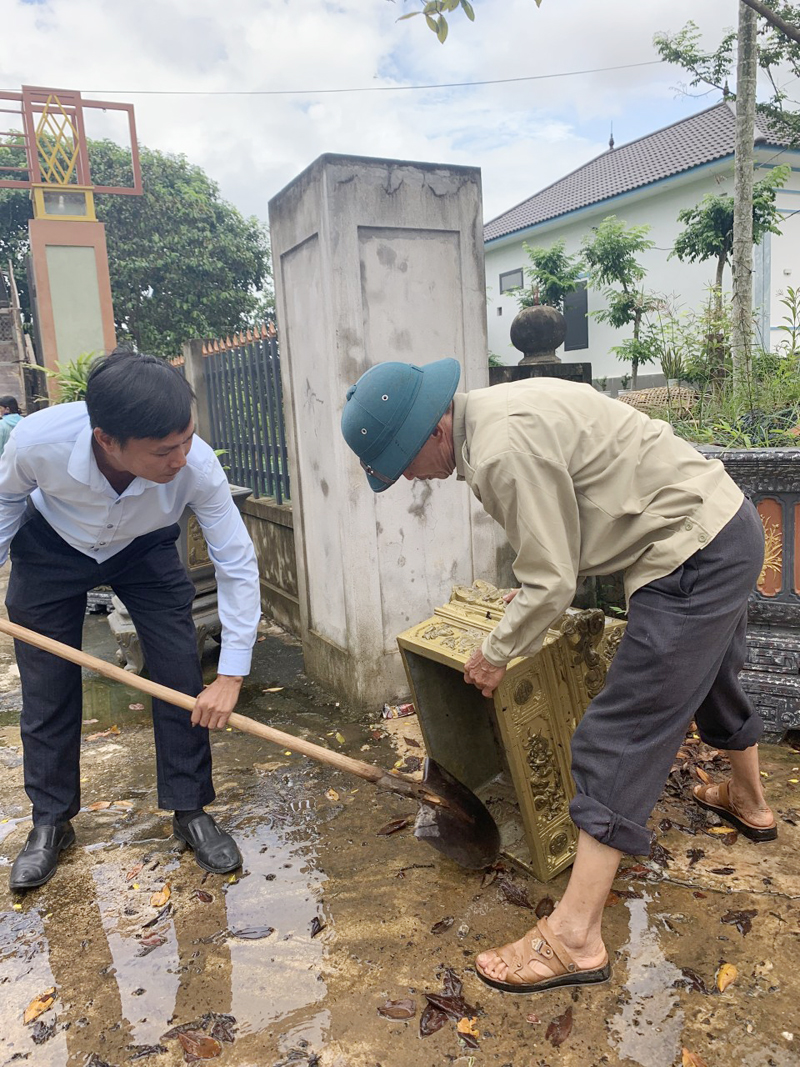 Người dân cần chung tay làm vệ sinh môi trường, diệt loăng quăng, hạn chế không cho muỗi gây bệnh SXH sinh trưởng và phát triển. 