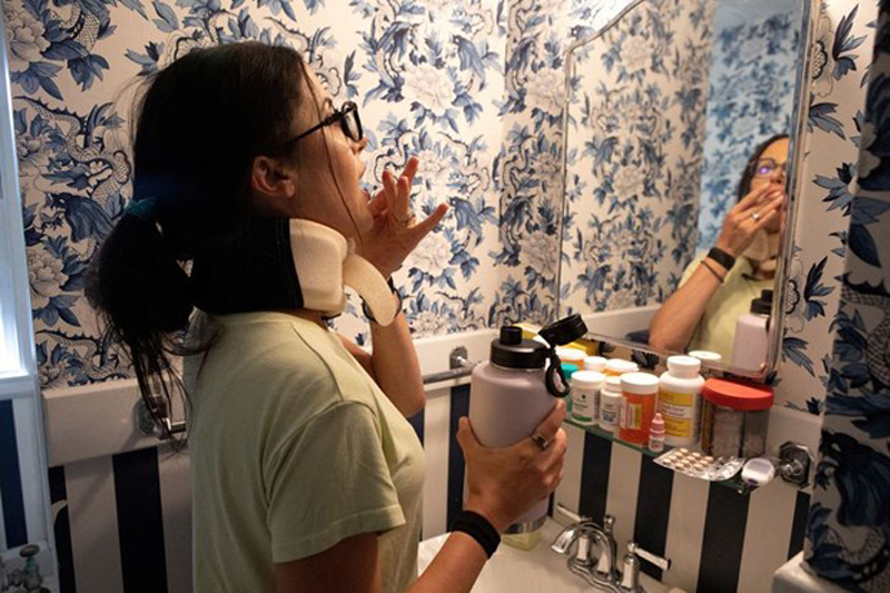 Lauren Nichols, một bệnh nhân bị mắc chứng COVID kéo dài, sử dụng thuốc naltrexone. (Ảnh: Reuters)