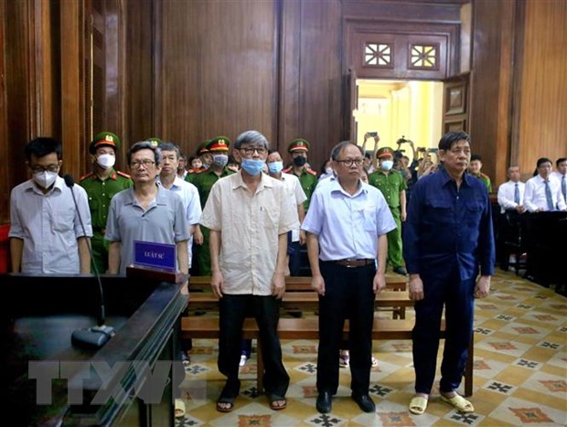 Các bị cáo nghe tuyên án sơ thẩm ngày 19/10/2022. (Ảnh: Thành Chung/TTXVN)