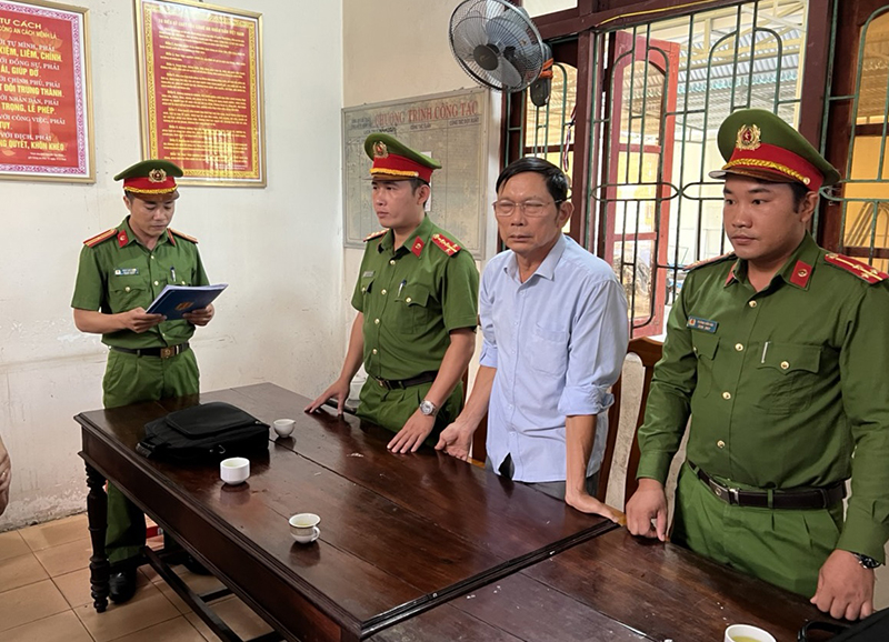 Đối tượng Hoàng Văn Đức (nguyên chủ tịch UBND xã Hoàn Trạch cũ) bị bắt sau kỳ án kéo dài gần 6 năm.
