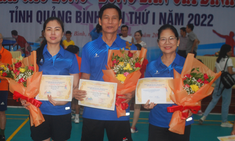Gia đình VĐV Huỳnh Văn Dũng và VĐV Cái Thị Xuân Hường cùng con gái.