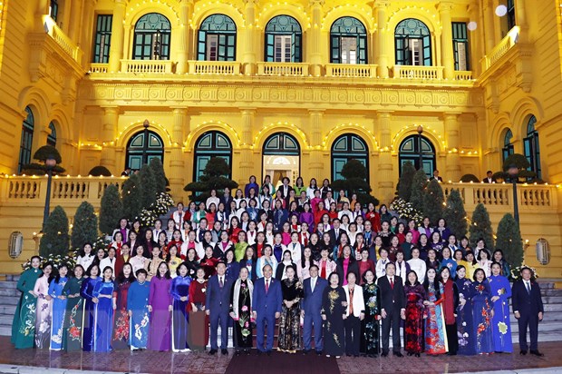 Chủ tịch nước Nguyễn Xuân Phúc, Thủ tướng Phạm Minh Chính, Chủ tịch Quốc hội Vương Đình Huệ với các nữ đại biểu. (Ảnh: Thống Nhất/TTXVN)