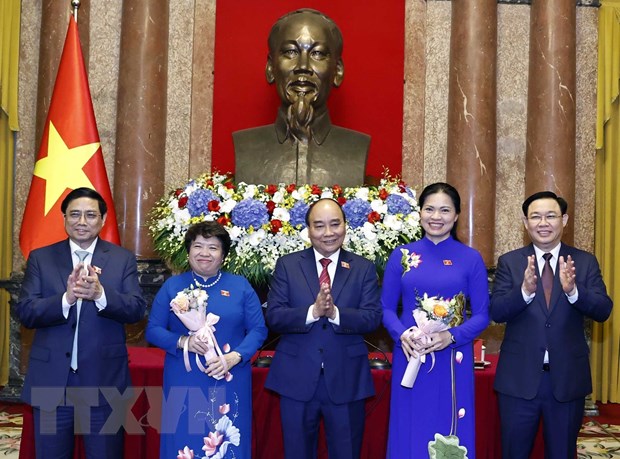 Chủ tịch nước Nguyễn Xuân Phúc, Thủ tướng Phạm Minh Chính, Chủ tịch Quốc hội Vương Đình Huệ tặng hoa chúc mừng đồng chí Hà Thị Nga, Chủ tịch Hội Liên hiệp Phụ nữ Việt Nam và đồng chí Nguyễn Thuý Anh, Chủ tịch Nhóm nữ đại biểu Quốc hội khoá XV. (Ảnh: Thống Nhất/TTXVN)