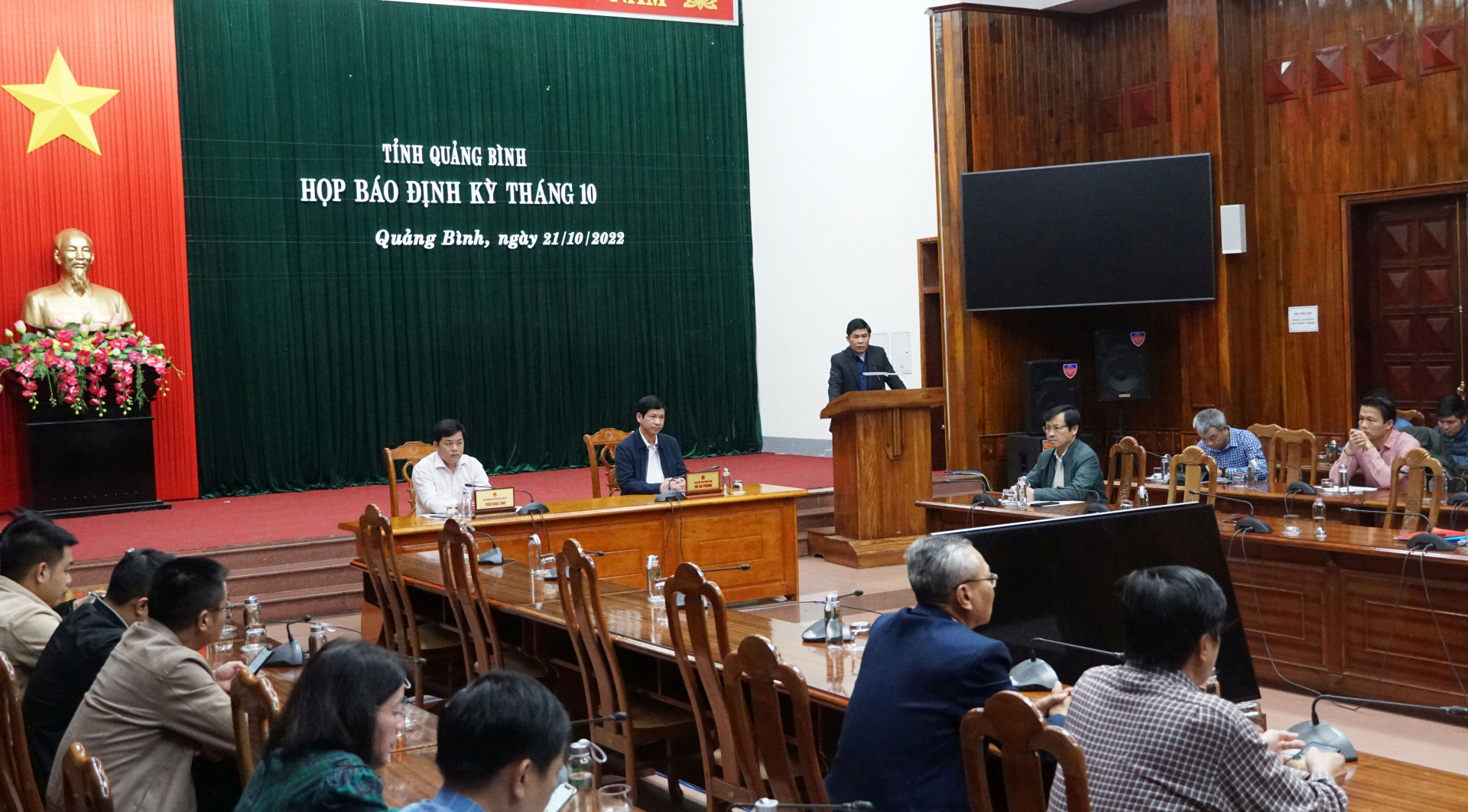 Toàn cảnh buổi họp báo.