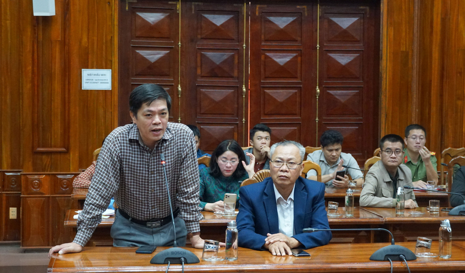 Các phóng viên, nhà báo đặt câu hỏi tại buổi họp báo.