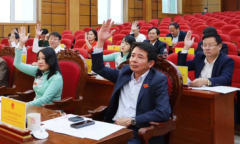 Các đại biểu HĐND thành phố biểu quyết thông qua các dự thảo nghị quyết.