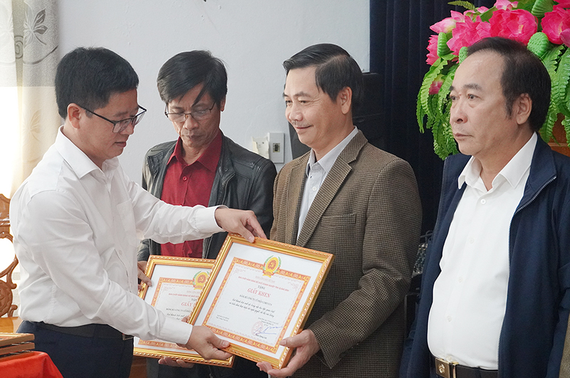 Đại diện Ban Thường vụ Đảng ủy khối DN tỉnh tặng giấy khen cho các tập thể có thành tích xuất sắc trong việc học tập, quán triệt và triển khai các nghị quyết, chỉ thị của Đảng.