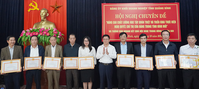 Đại diện Ban Thường vụ Đảng ủy khối DN tỉnh tặng giấy khen cho các tập thể có thành tích xuất sắc trong việc học tập, quán triệt và triển khai các nghị quyết, chỉ thị của Đảng.