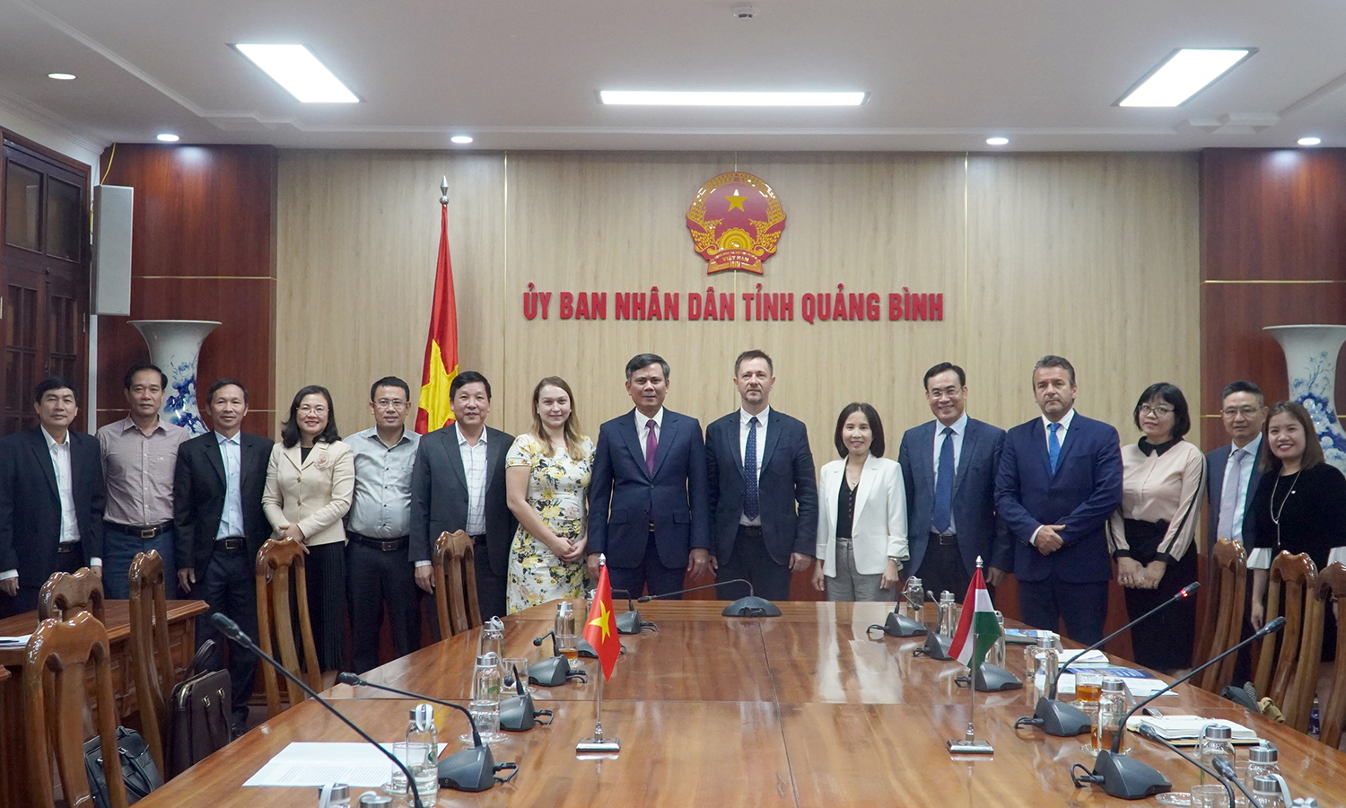 Đồng chí Chủ tịch UBND tỉnh Trần Thắng chụp ảnh lưu niệm cùng ngài Baloghdi Tibor  và các thành viên