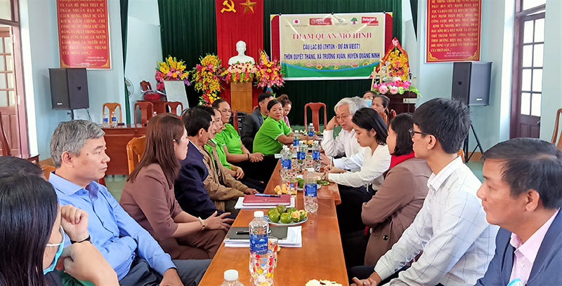 Ban Đại diện Hội Người Cao tuổi và chủ nhiệm CLB thảo luận sau khi tham quan mô hình