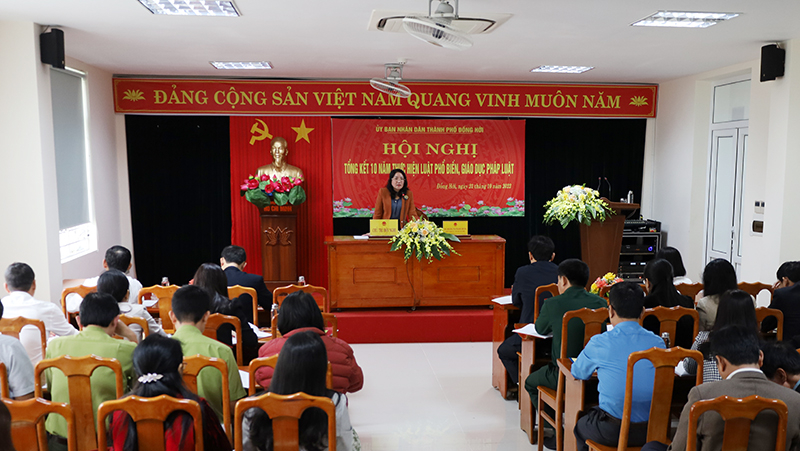 Lãnh đạo TP. Đồng Hới điều hành thảo luận.