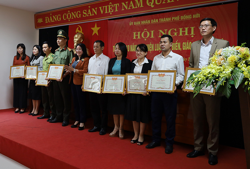 Đại diện lãnh đạo TP. Đồng Hới trao giấy khen cho các cá nhân đạt thành tích xuất sắc trong thực hiện Luật PBGDPL.