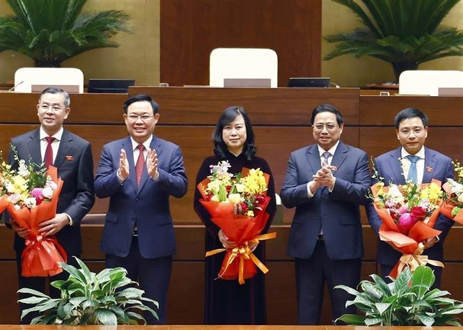 Thủ tướng Phạm Minh Chính, Chủ tịch Quốc hội Vương Đình Huệ chúc mừng Tổng Kiểm toán nhà nước Ngô Văn Tuấn, Bộ trưởng Bộ Y tế Đào Hồng Lan và Bộ trưởng Bộ Giao thông vận tải Nguyễn Văn Thắng. Ảnh: Doãn Tấn/TTXVN