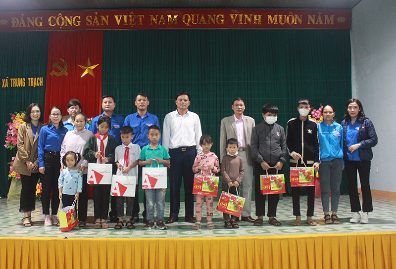 Đại diện các chi đoàn trực thuộc Đoàn Khối các cơ quan tỉnh trao quà cho các em học sinh có hoàn cảnh khó khăn tại xã Trung Trạch