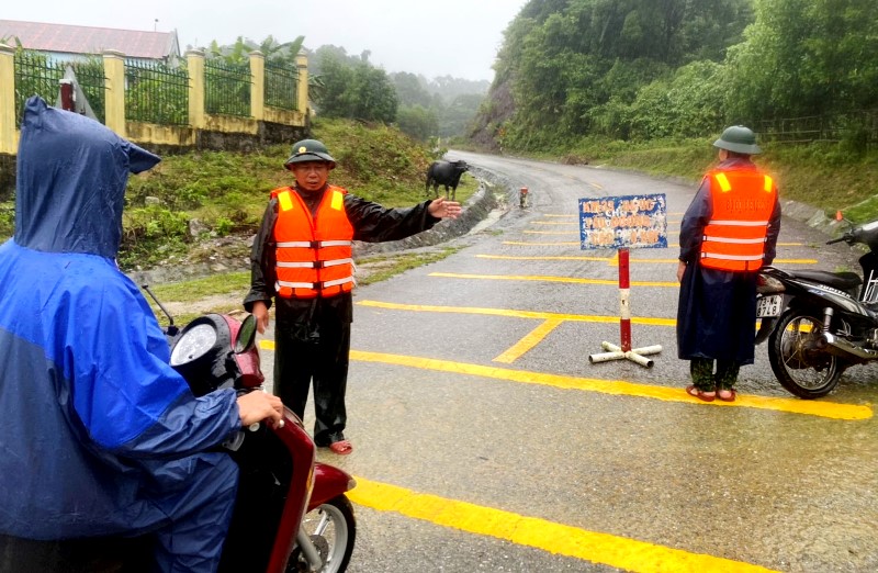 Cán bộ, chiến sĩ Đồn Biên phòng Làng Ho, BĐBP tỉnh túc trực tại các tuyến đường bị ngập lũ và cảnh báo, không cho người dân qua lại. 