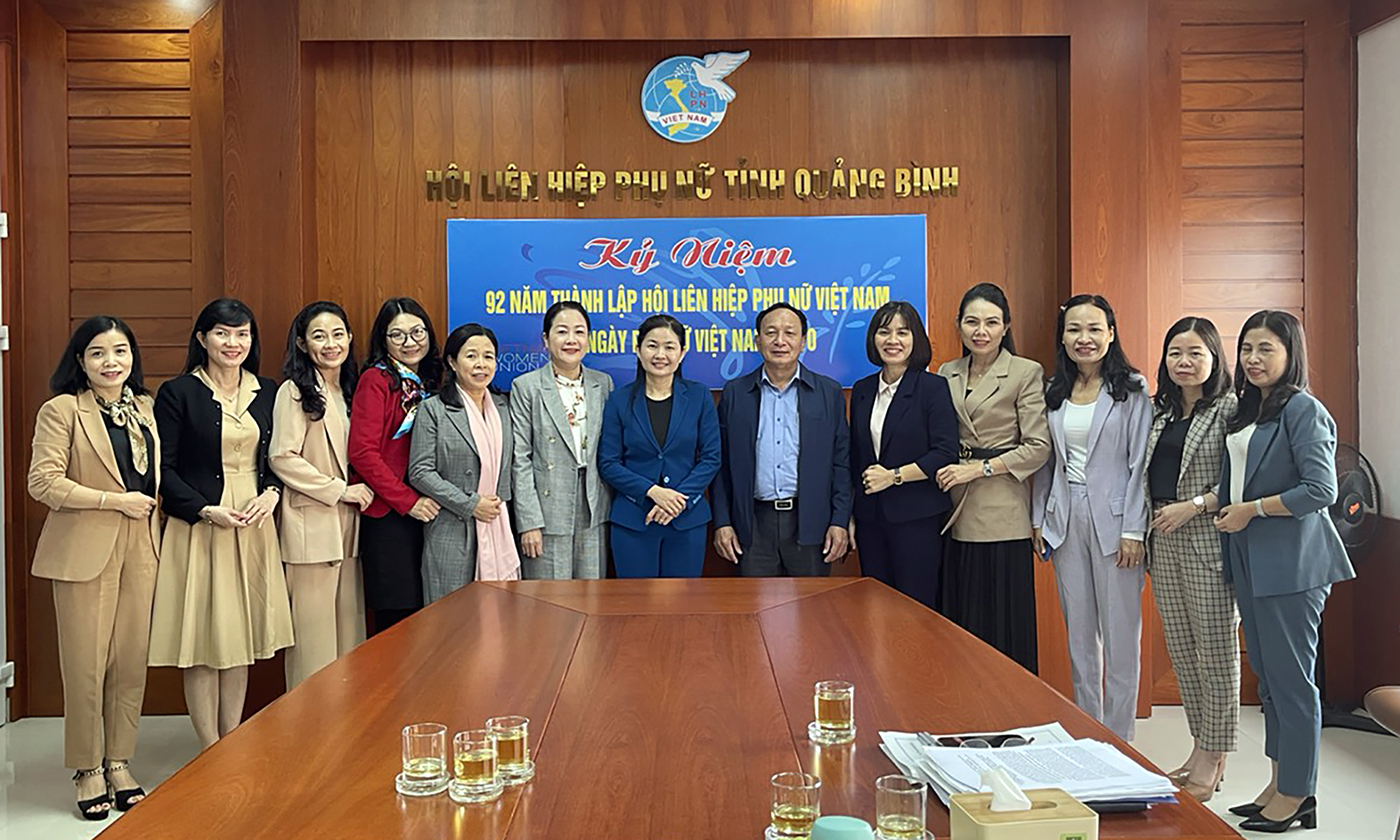 Đồng chí Phó Bí thư Thường trực Tỉnh ủy Trần Hải Châu và Phó Chủ tịch Trung ương Hội LHPN Việt Nam Tôn Ngọc Hạnh chụp ảnh lưu niệm cùng đại biểu dự buổi làm việc